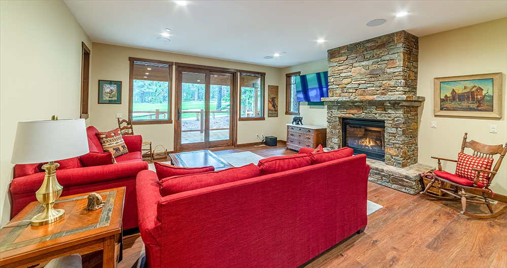 Welcome to Gray Bear Mammoth luxury home rental by private owner, sleeps 16.